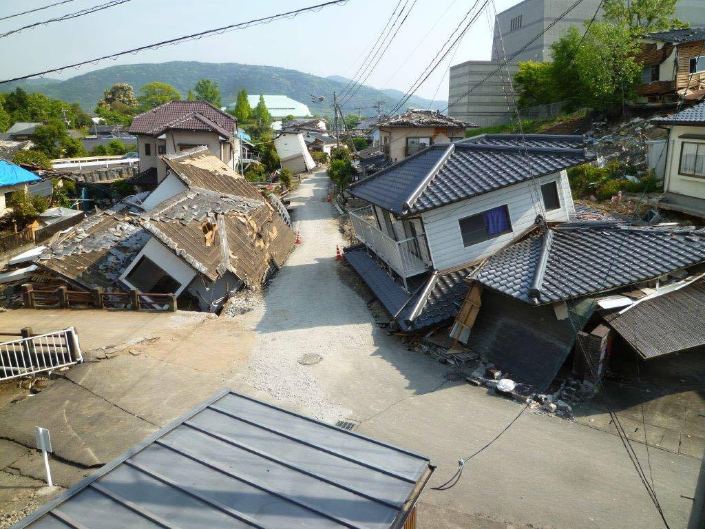 2016.05.02_益城町中野先生撮影　文化会館付近